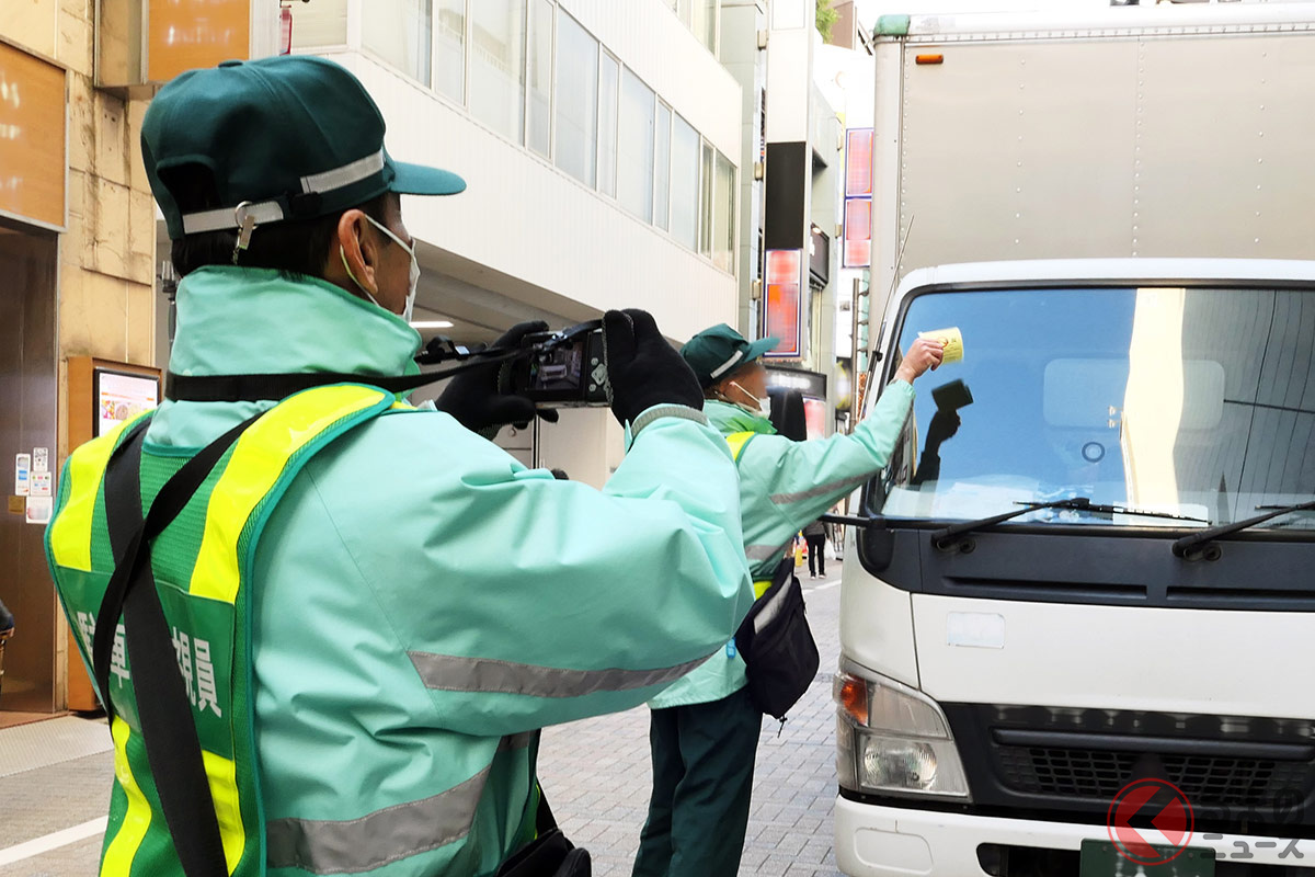 街で見かける「緑のおじさん」なぜ駐車違反を取り締まれる？ 実は警察官じゃない!? どんな権限を持ってる？