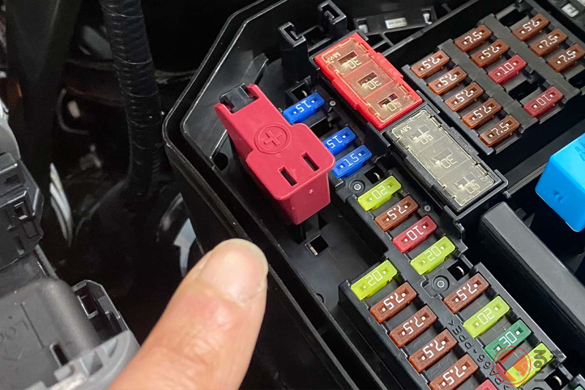 クルマに隠れた「ヒューズ」突然飛んだらどうすれば良い？ そもそも