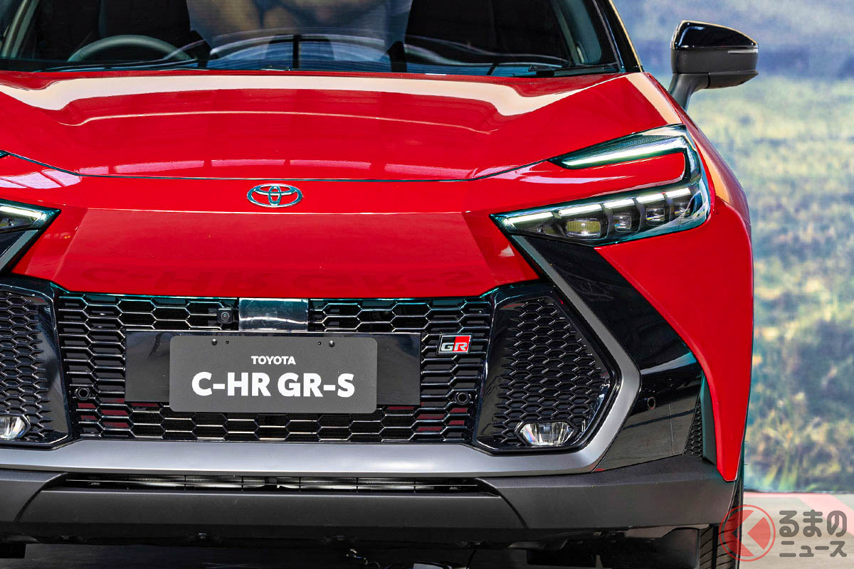 トヨタ新型「C-HR」実車展示！ 斬新「赤いTOYOTAエンブレム」採用の“コンパクトSUV”！  鮮烈レッドの“スポーティ仕様”を豪で公開｜Infoseekニュース