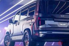 ド迫力の新型「SUVミニバン」公開に予想以上の大反響！ 三菱「デリカ」ベースで599万円！ まもなく登場のブラーバ「オーカス」とは？