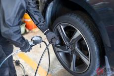 「タイヤに窒素ガス注入」？ 空気とは何が違う？ なかには有料サービスの場合も タイヤ交換時の定番メニュー 効果はあるのか？