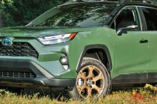 トヨタ“新”「RAV4」登場！ 新色オシャグリーンに金ホイール×タフ感強め「ウッドランド」がカッコイイ！ 2024年モデルが米で登場