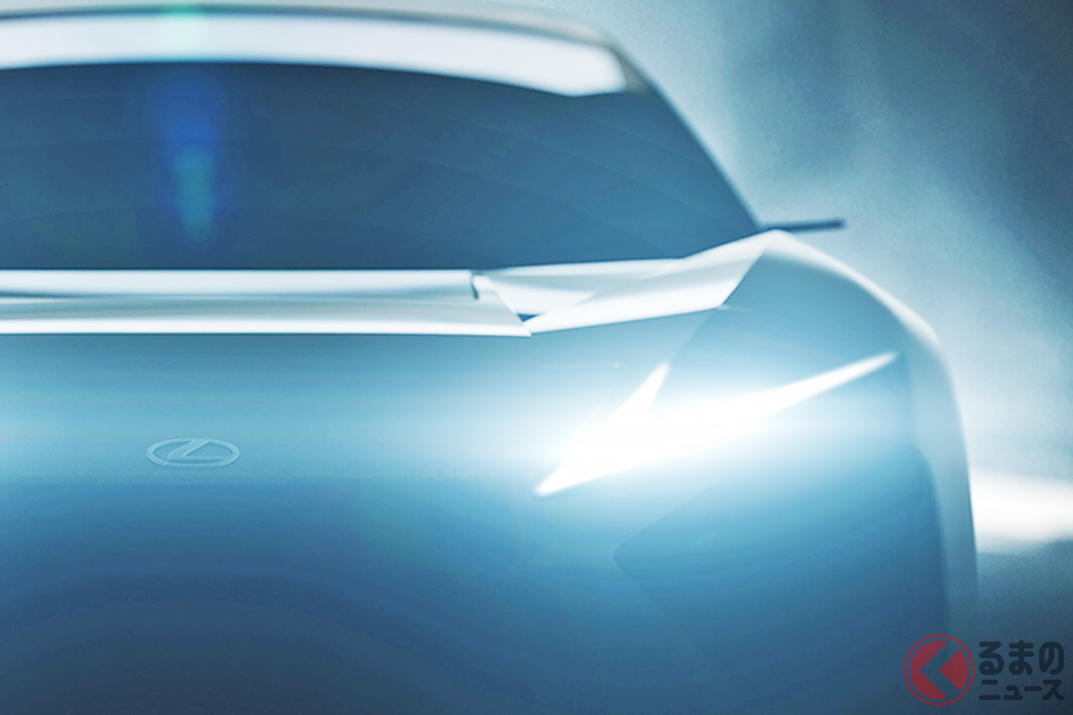 レクサスが新「スポーティモデル」を世界初公開！ 存在感スゴい「L字ライト」採用!? 26年発売の次世代モデルを10月25日に発表へ