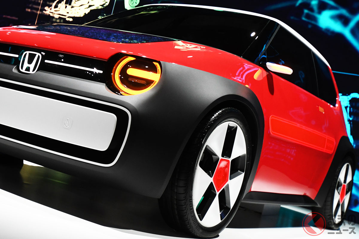 ホンダが斬新「3ドアコンパクトカー」を世界初公開！ 「シティ」風の丸目ライト×“鮮烈”赤黒ボディ採用！ 「超コンパクトバイク」も同時にお披露目