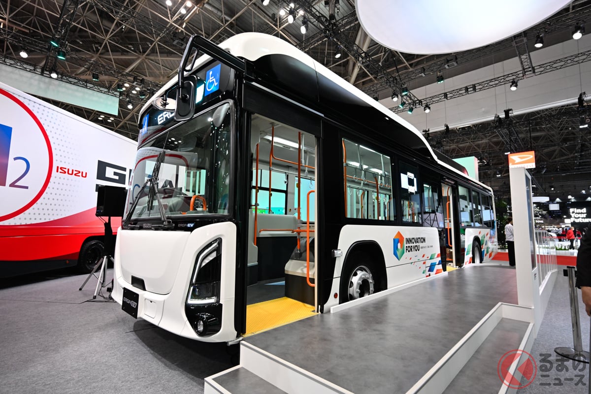 いすゞ自動車とUDトラックスがJMSで共同ブース 世界初公開BEVフルフラット路線バス「ERGA EV」などを展示