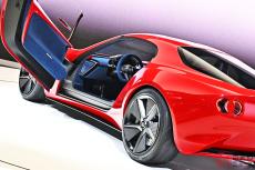 マツダ新型「コンパクトスポーツカー」世界初公開！ 斬新ライト×2ドア流麗ボディがカッコイイ！ ロータリー搭載で「RX-7」を意識？