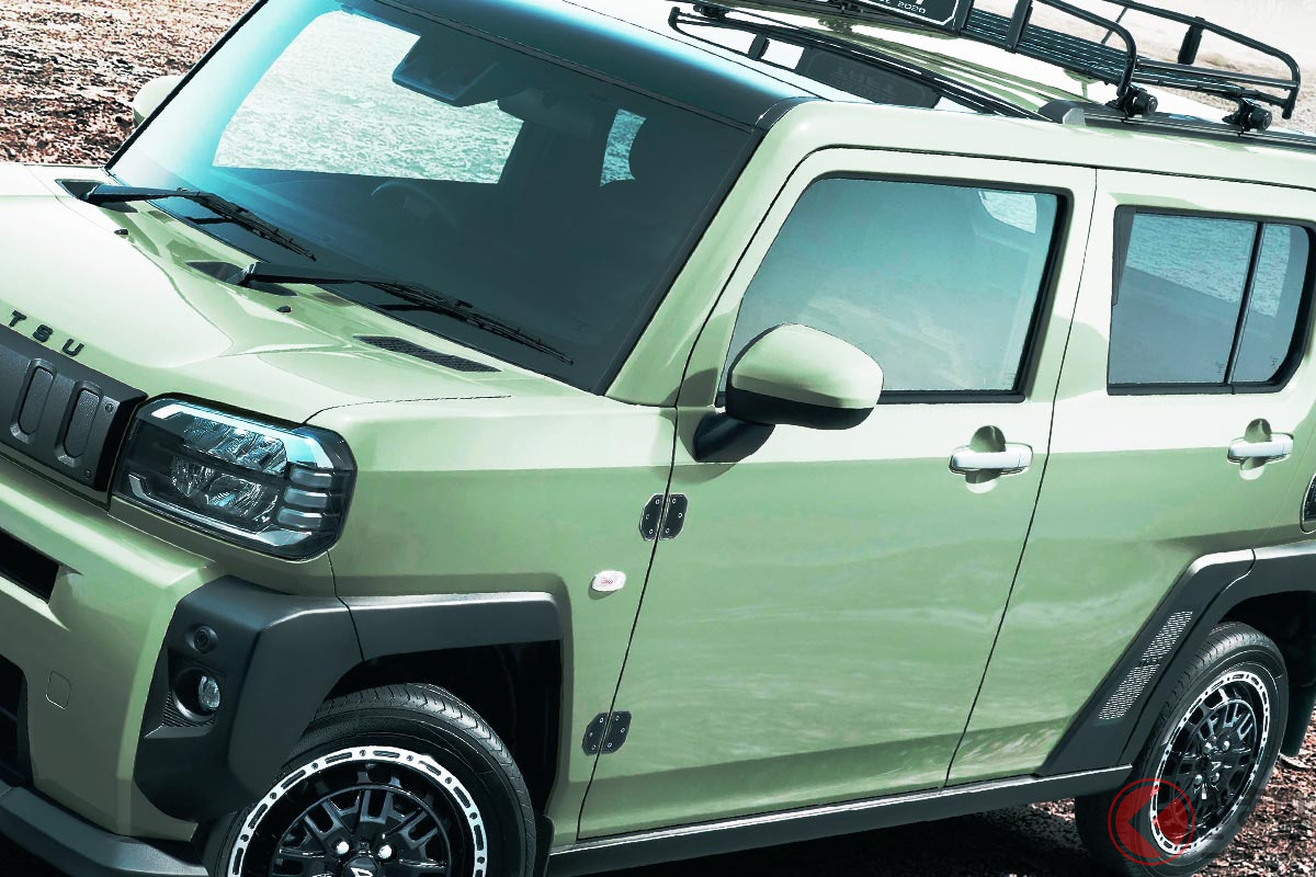 約130万円で買える「コンパクトSUV」！ めちゃタフ顔の斬新「最強レジャー車」がカッコいい！ “ゴツゴツボディ”のダイハツ「タフト」の魅力とは