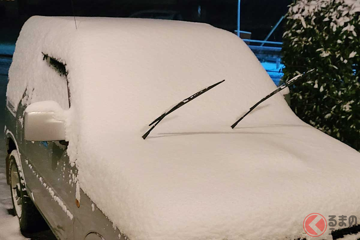 なぜ冬の駐車でワイパーを立てる？ 積雪の有無にかかわらず「立てておくべき」理由とは？