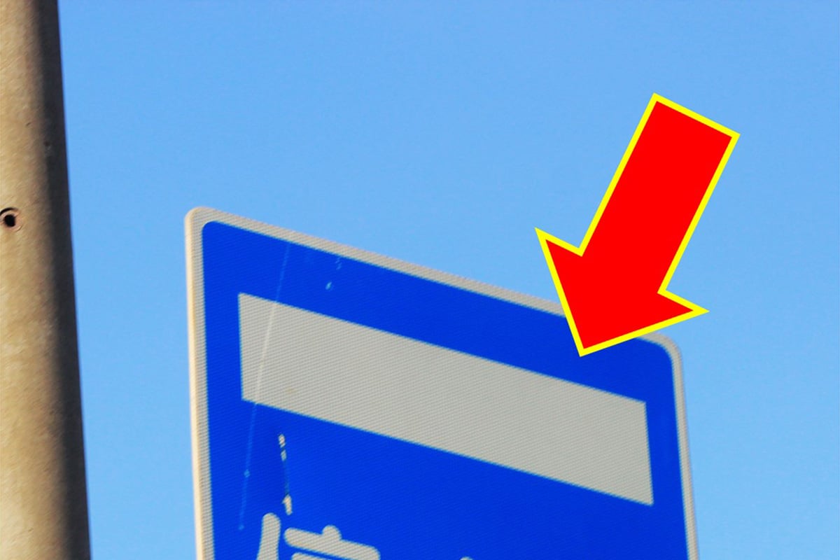 街中でたまにある「青い横棒」意味はナニ？ 大事なものだけど… 「光る矢印」の意味は？ 不思議な標識とは