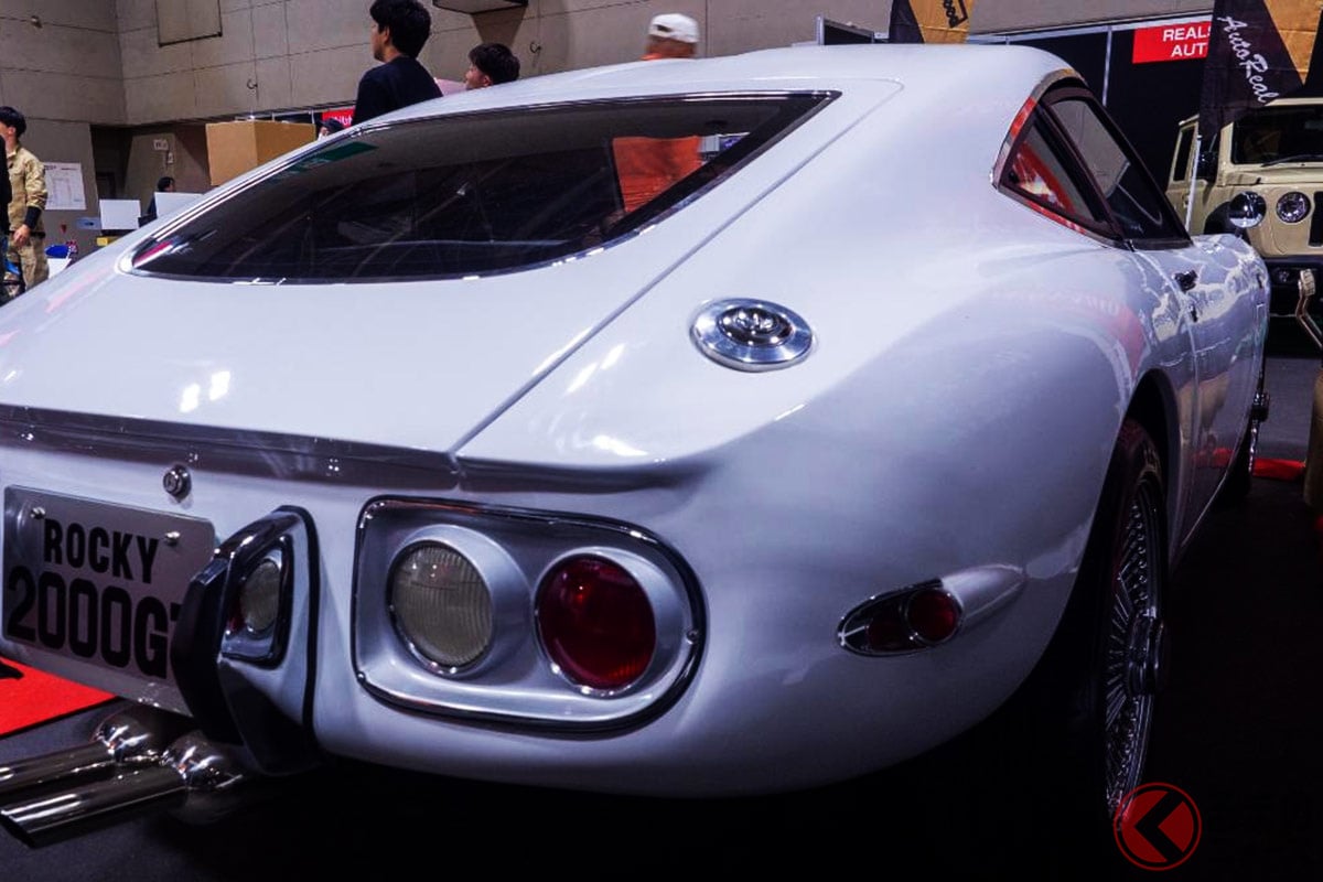 トヨタ「2000GT」復活!? クーペ＆オープン実車展示！ 「5ナンバー意識」の渾身モデルとは