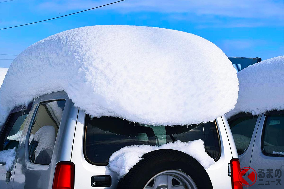 危険すぎる「クルマに積もった雪」！ 載せたまま運転は「ダメ絶対！」 悪質な「雪載せ走行」は“交通違反”になる場合も