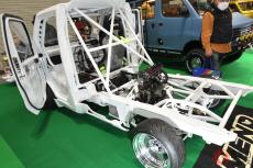 スズキ斬新「軽トラック 1人乗り仕様」実車展示！ ハヤブサ“1300cc”エンジン搭載の「キャリイ」が凄い!? どんなクルマ？