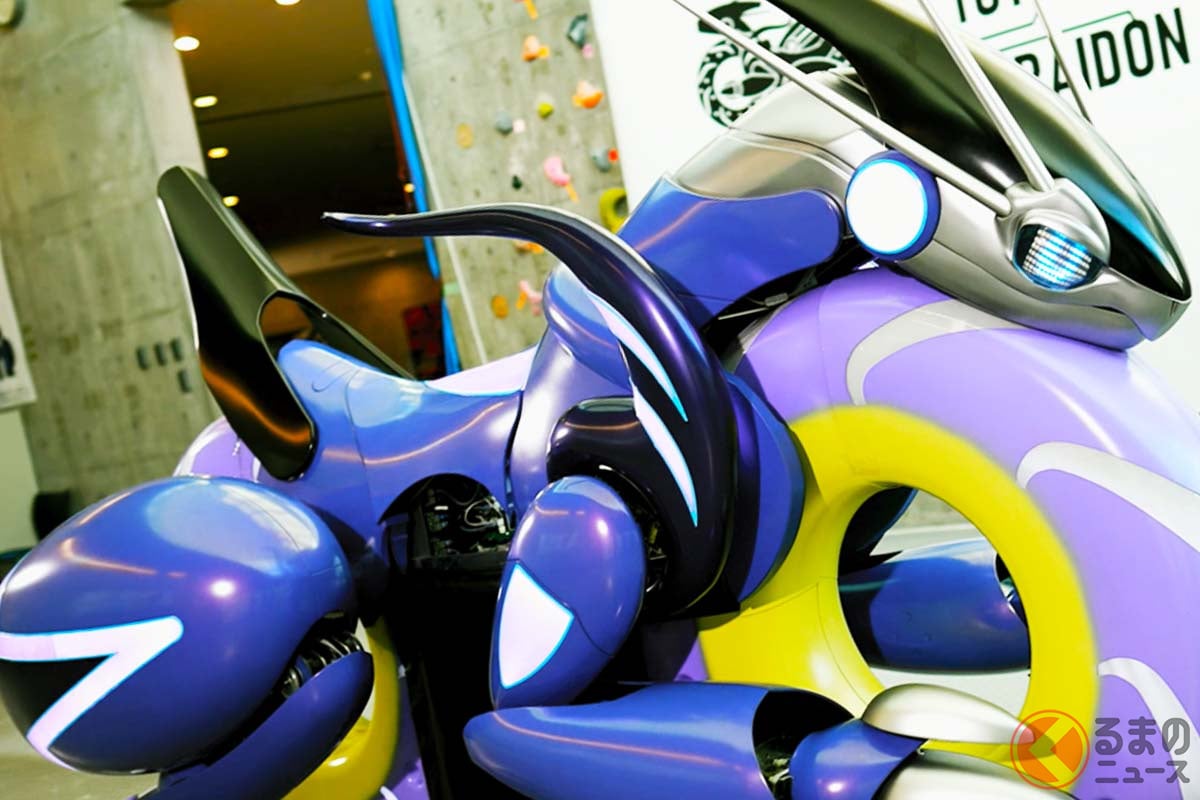 トヨタが斬新すぎる「新型マシン」世界初公開！ “2輪”に変形可能