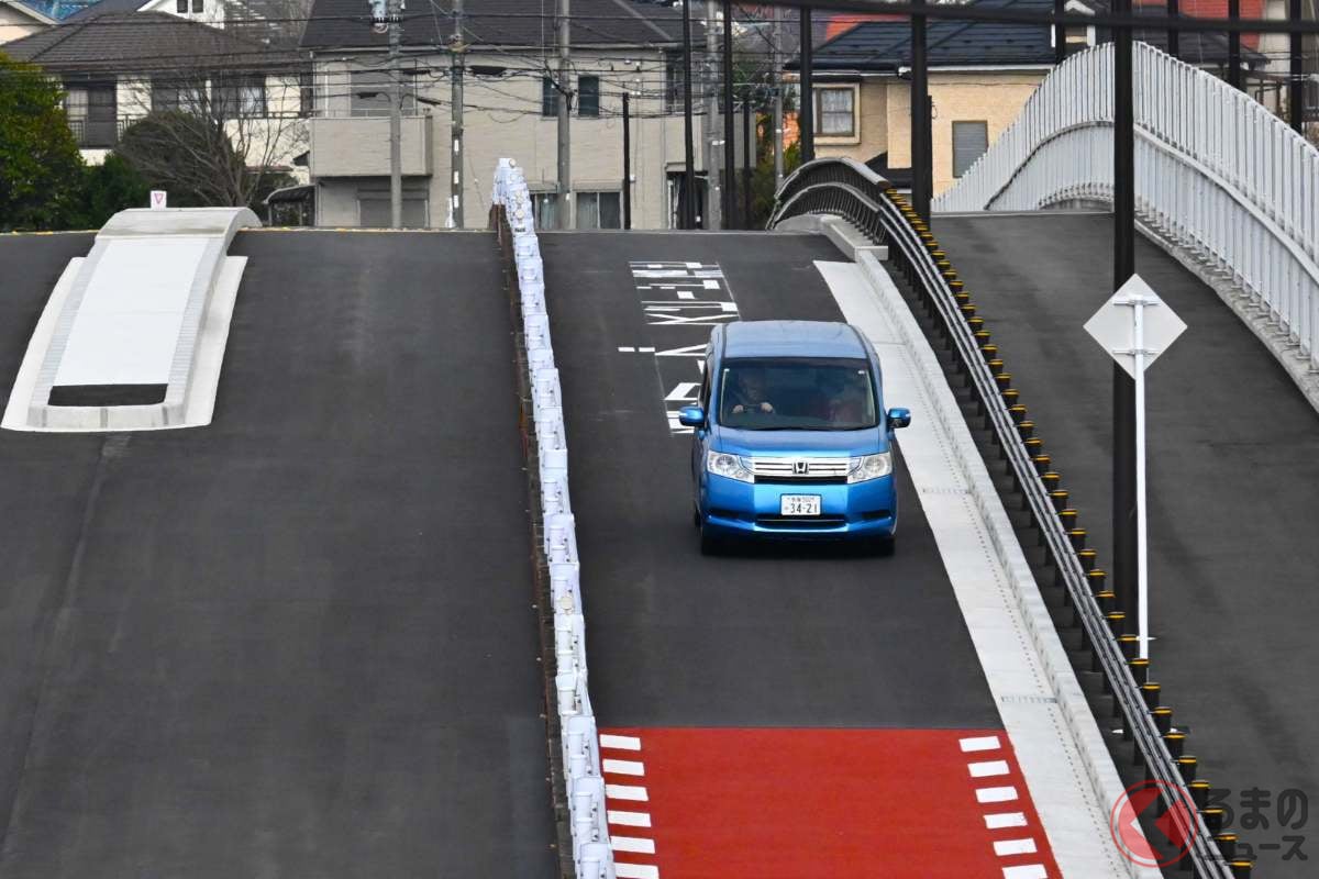 東八道路「全通」へまた一歩!? JR南武線またぐ跨線橋が開通！「日野バイパスにつなげて」期待高まる