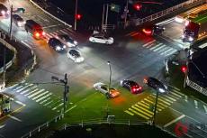 「交差点の中」で信号が赤に！ そのまま進んだらNG？「違反」になる可能性は!? うっかり「立ち往生」防止に覚えるべき交通ルールとは