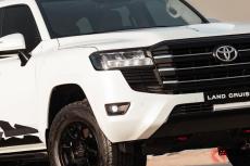 トヨタ新型「ランドクルーザー“300”」発表！ タフ感高めた本格SUV！ 黒感高め外装がカッコイイ「“勝利”仕様」UAEで約1350万円