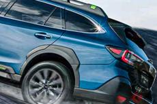 スバルが新型「ステーションワゴン“SUV”」発表！ 上品ブルー×ブラック装備が超カッコイイ！ アンダー700万円の「アウトバック“ウィルダネス”」に“熱望の声”も…中国に登場