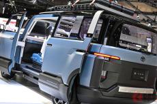 トヨタ「斬新SUVミニバン」 タフ外装＆全部スライドドアを採用！ “アウトドアや車中泊”も出来そうな「クロスバン」とは　