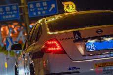 意外な場所で「日本の個人タクシー」発見！ なぜ気合い入りまくりの「ティアナ」存在？ 北京で見た光景とは