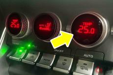 夏のカーエアコンで燃費が悪化！ 「25度設定」が良い理由は？ 押すと燃費が悪くなる“意外なスイッチ”とは？