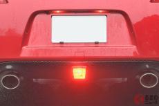 悪天候じゃないのに「リアフォグランプ点灯」違反になる？ まぶしい光で後続車は迷惑!? 晴天時に使用するリスクとは