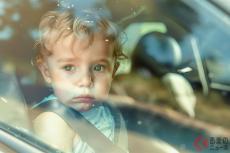 短時間でも「子どもの“車内放置”」絶対ダメ！ 「カーエアコン」稼働でも「車内で熱中症」のリスクがある「理由」とは