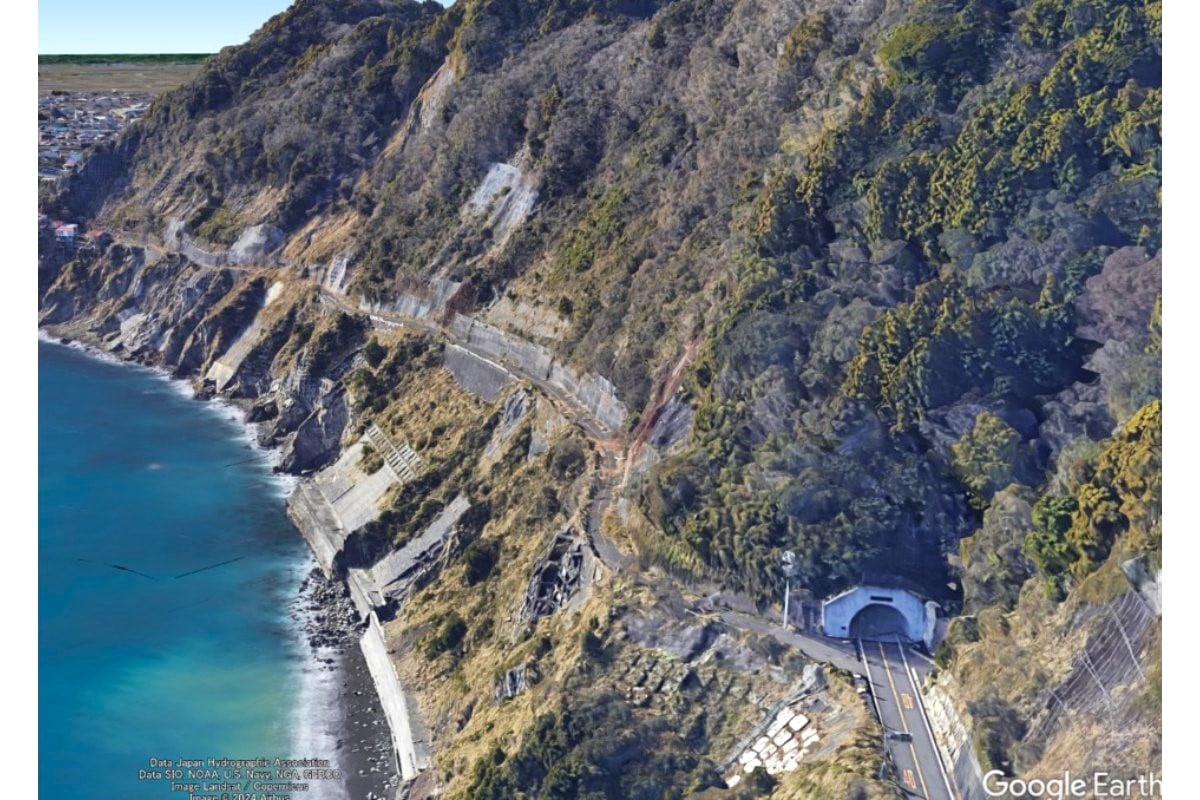 有名な“廃道”も消滅!? 静岡の「大崩海岸」また崩壊「復旧断念して作った新トンネル」が早くも通行止めに　静岡
