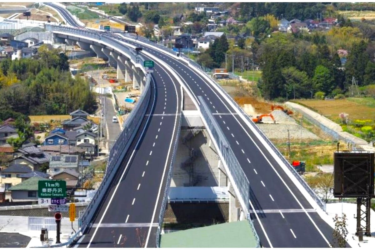 「すげえ」巨大アーチ橋が超高速でニョキニョキ!? 新東名の工事現場「迫力映像」が話題に 圧巻の「日本最大級」建設進む“最後の未開通区間”