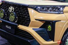 トヨタ新型「コンパクト“SUV”ミニバン」初公開！ 全長4.4m級の「3列仕様」！ タフ顔＆オシャベージュの「ヴェロズ」泰で登場