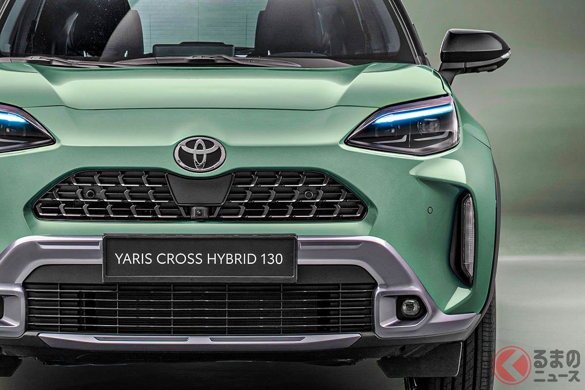 トヨタ新型「ヤリス“SUV”」発表！ “めちゃ速”新ハイブリッドに「注目」！ オシャグリーンも新設定の「ヤリスクロス」ポーランド登場に反響集まる