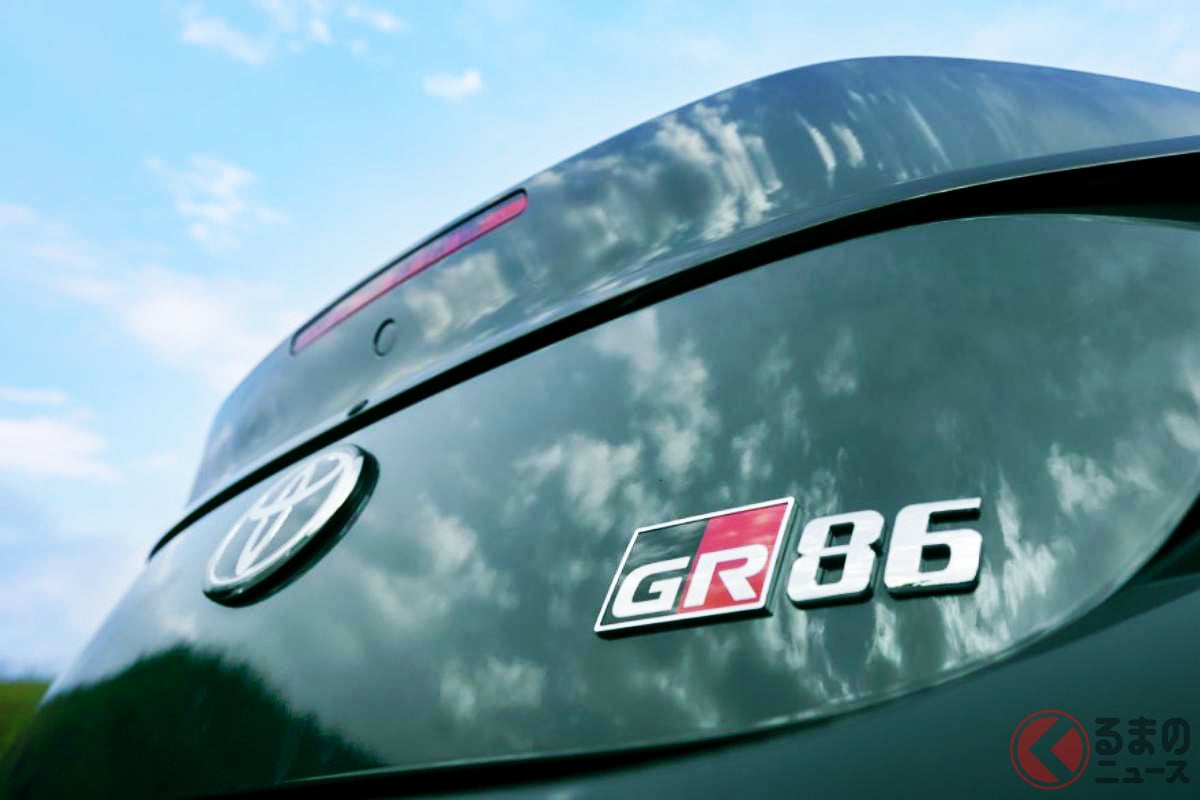 トヨタ新型「GR86」初公開に大反響！ 新色「“オシャ”グリーン」＆ブラウンレザーの限定車も同時発表！ よりスポーティに進化した人気「2ドアスポーツカー」発売に熱視線