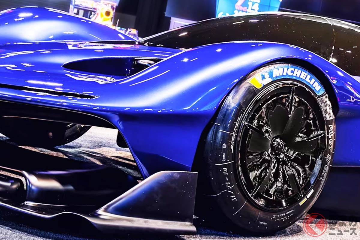 美しすぎる新型「爆速スポーツカー」世界初公開！ 専用開発の「V型10気筒エンジン」搭載で“1200馬力”を発揮！ まさに公道を走る“戦闘マシン”新型「RB17」とは