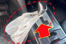 「シフトレバーにレジ袋」はダメ？ ゴミ箱代わりが「車の誤操作」の原因に？ レジ袋が危険な理由とは