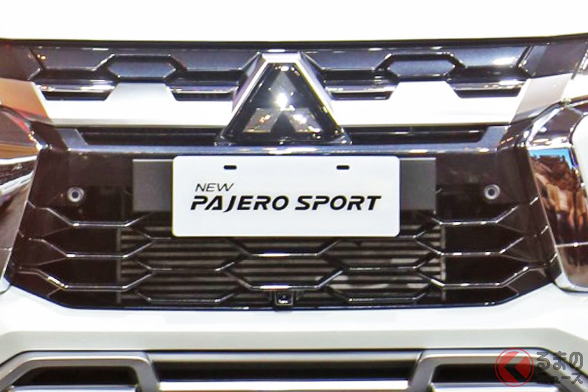 5速MTあり！ 三菱が「“新型”パジェロS」を公開！ 豪華「レッド内装」にド迫力「六角形グリル」がカッコイイ！ 全長4.8m級の「上級モデル」インドネシアで実車展示
