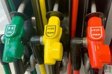 知らなかった!? ガソリンスタンドの給油ノズル「赤・黄・緑」以外の色がある!? “油種入れ間違え”起こらない？ 意外な事実とは