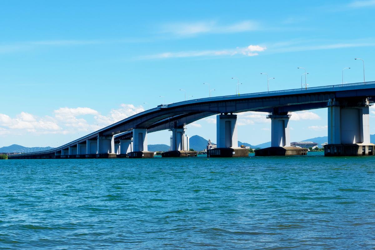 滋賀の大動脈「琵琶湖大橋」いつになったら無料化されるのか 開通から60年 料金徴収期限が「延長されまくり」の理由とは