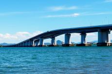 滋賀の大動脈「琵琶湖大橋」いつになったら無料化されるのか 開通から60年 料金徴収期限が「延長されまくり」の理由とは