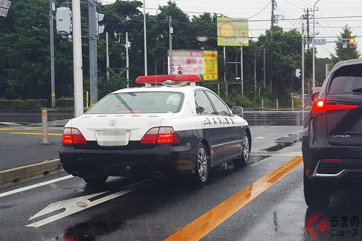 「前を走るパトカー」追い越して問題ない？ 「ドキドキする…」  “赤いランプ”には要注意!? 元警察官が解説！