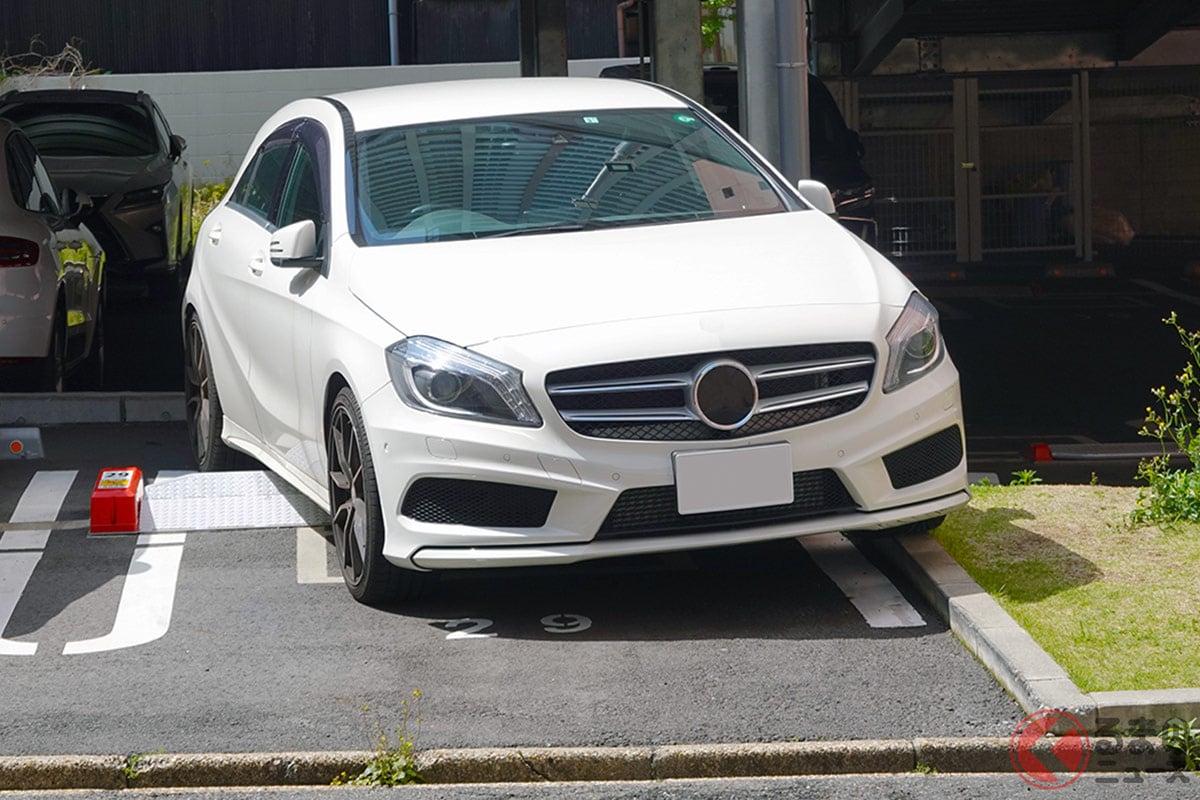 なんで「真っすぐ駐車」難しい？ 「斜めになるの…」どうすれば？ バック駐車を上手くやるコツとは