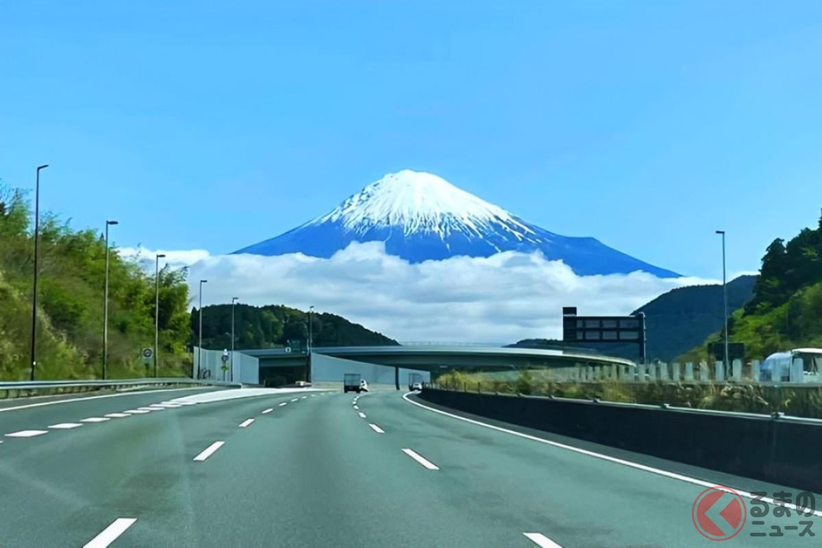 「富士山ドーン！」な絶景道路はどこにある？ 実は…意図してつくられた!?「山アテ道路」に反響殺到！ 山ドーン道路の情報集まる！