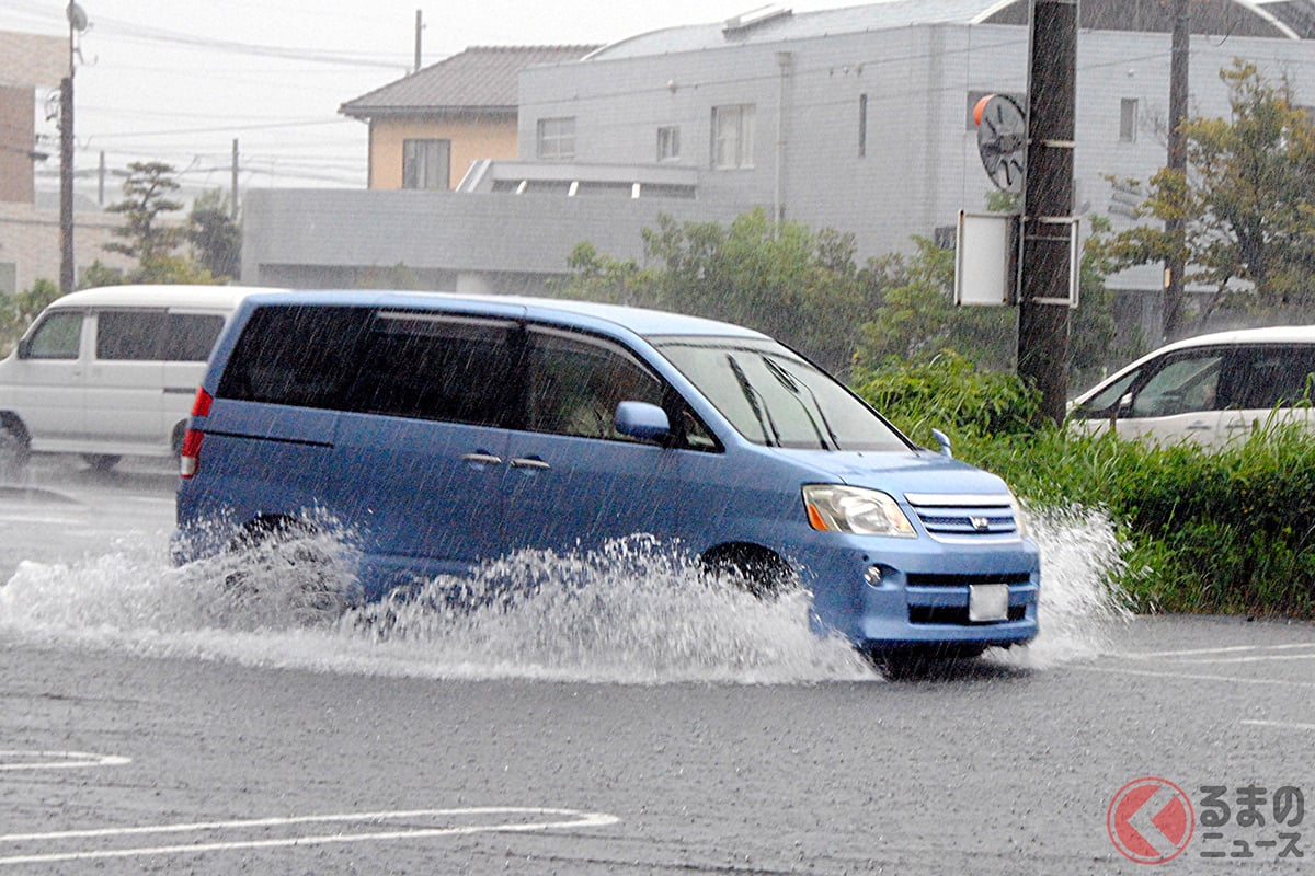 突然の大雨で「“道路”冠水」どうすればいい？ 衝撃「映像」投稿相次ぐ「大雨」遭遇者の声とは