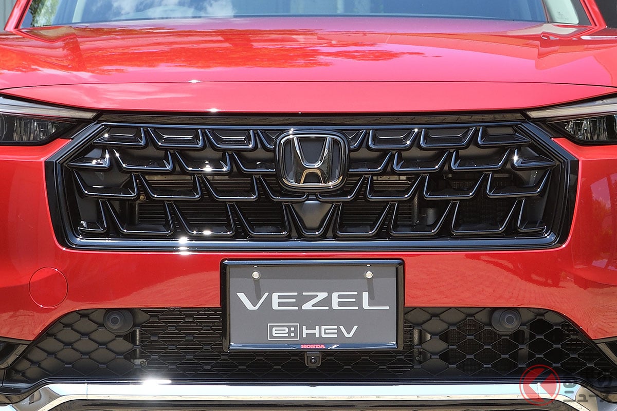 新型ヴェゼル　グリル　エンブレム付き styling_frontgrille_c11.jpg