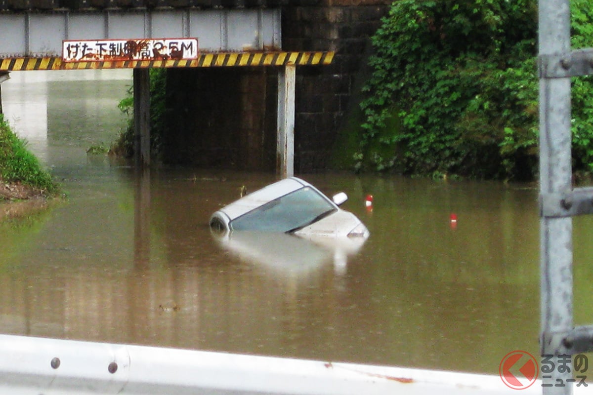 台風や大雨で「眼の前の道路が…冠水」 過信はダメ、目安は縁石の高さ？ 気をつけるコトとは