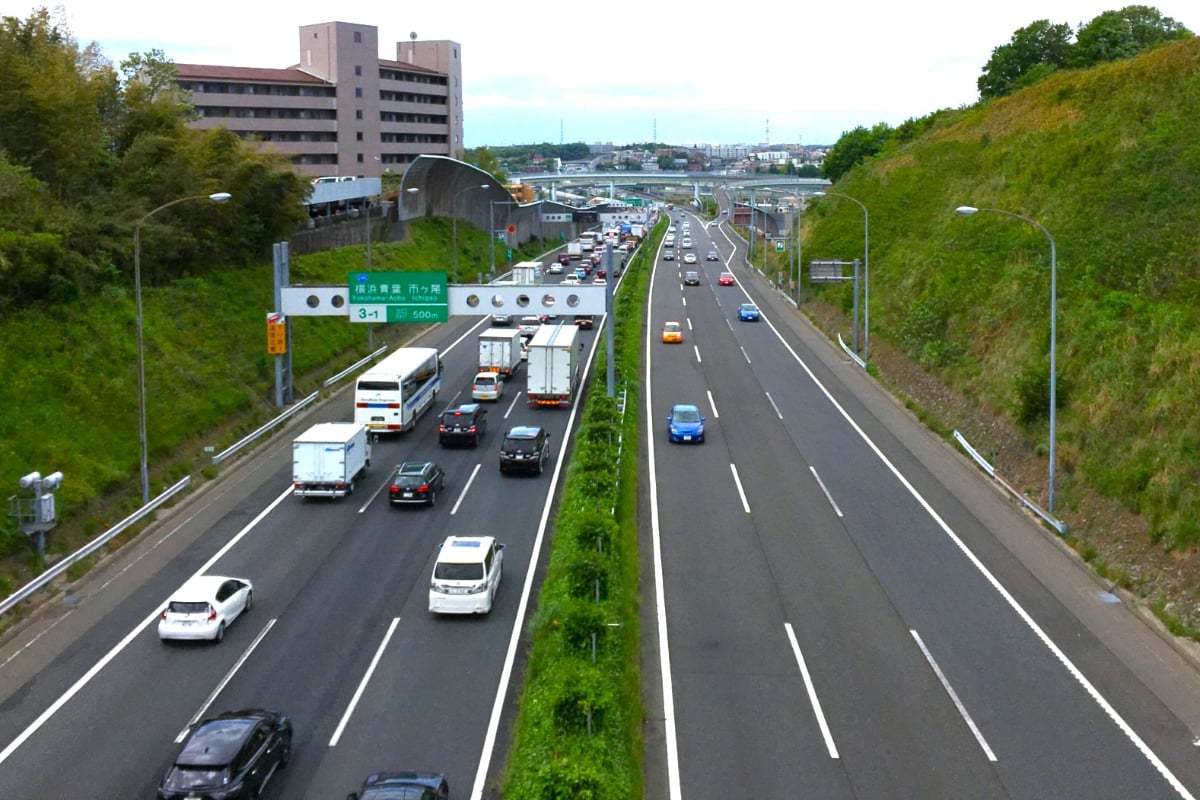 「すごい燃えてる」東名下り線で「大型トラック炎上」発生 たちのぼる炎と煙…現場は「1車線のみ通行可能」で大渋滞中 神奈川