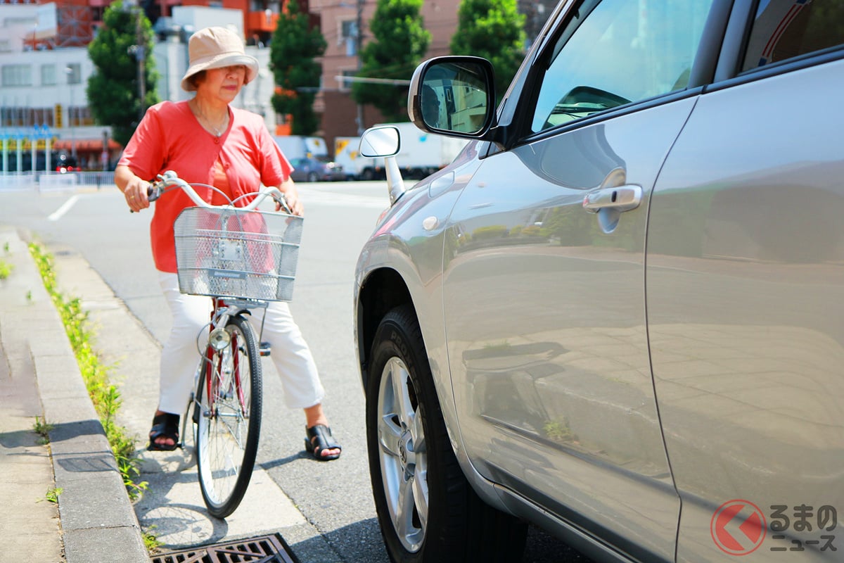 「うわぁぁぁ！危ねぇ！」 街中に溢れる「逆走自転車」に警告！ 自転車の違反に「青切符」適用へ！ 対象となる「112種の行為」なにがある？