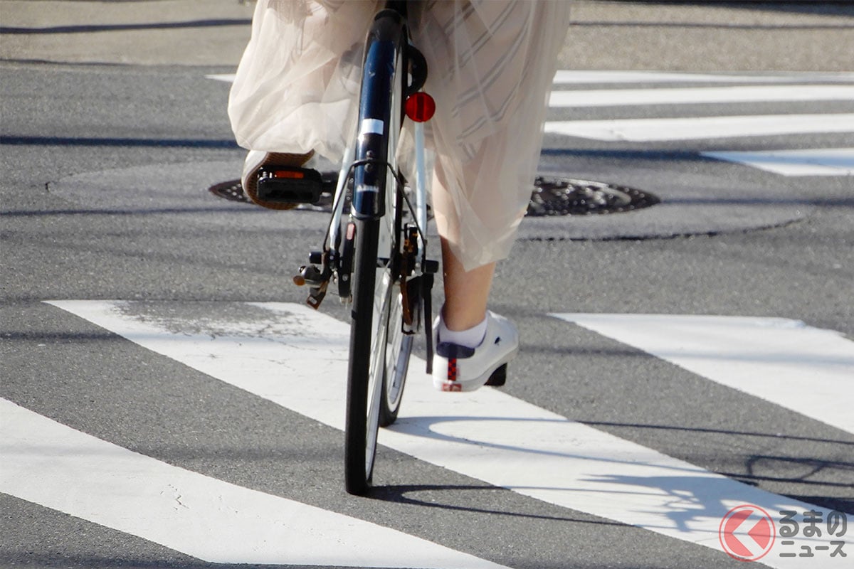 無謀な「追い越し・逆走」当たり前!? 交通ルールを知らない「自転車」増加！ 「クルマvs自転車」とくに危ないシチュエーションとは