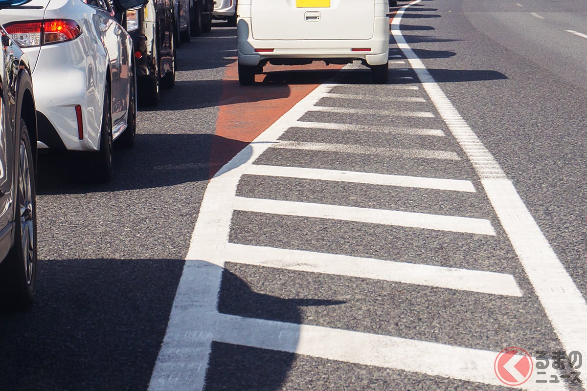 道路の「シマシマ」通るor通らない？ “違反”になることも!? そもそもどんな意味？「そのまま無視して通過」はOKなのか