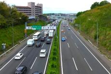 同じ場所で次々に事故…東名高速の「悪夢の火曜日」に不安の声!?「もう車運転しない」「雨の日は事故多すぎ」トラック衝突に2台追突、単独クラッシュも