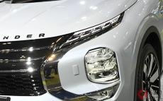 三菱が新型「最上級SUV」を実車展示！ めちゃ「最高音質」システム搭載の“威風堂々SUV”登場！ 最新技術も披露