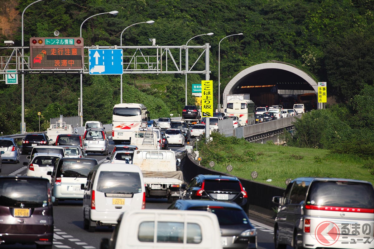 高速の大渋滞「乗り方」次第で「緩和できるかも…」ってマジ!? 明日から実践したい「スゴイ運転術」とは